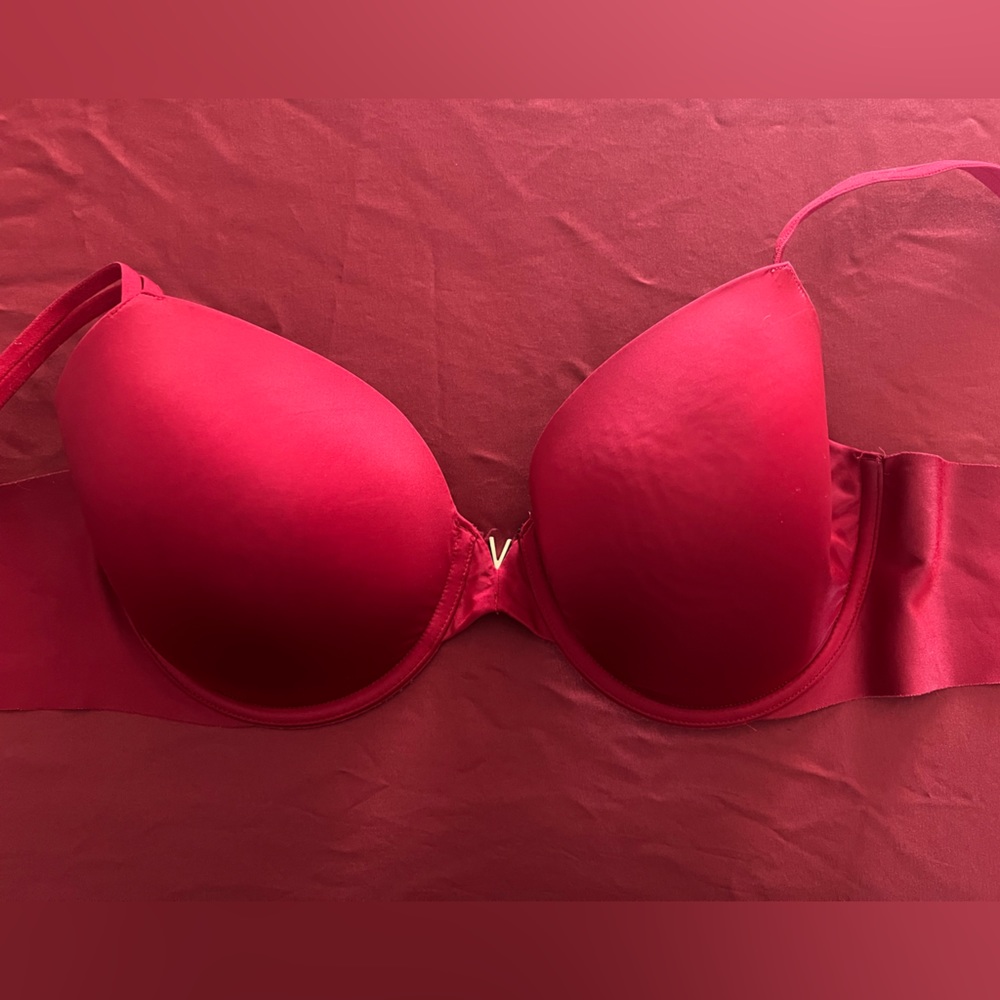 Victoria’s Secret 40C lined perfect coverage bra red